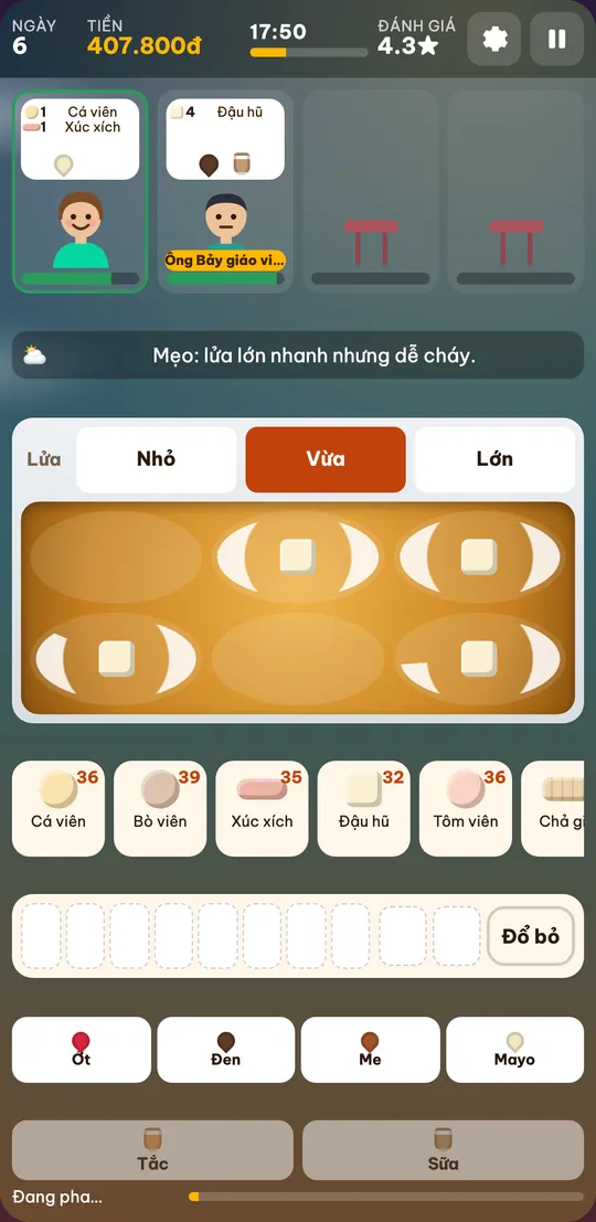 Màn hình bán trong thử thách ở cổng trường: bốn khách đang chờ, chảo sáu ô đang chiên nhiều món, khay có sáu món