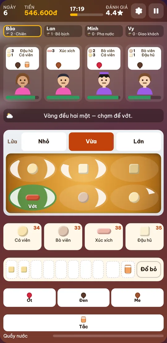 Màn hình bán của chủ quán vai Chiên khi chơi bốn người: bốn khách đang chờ, sáu ô chảo, dòng tên với số món trong bịch của từng người